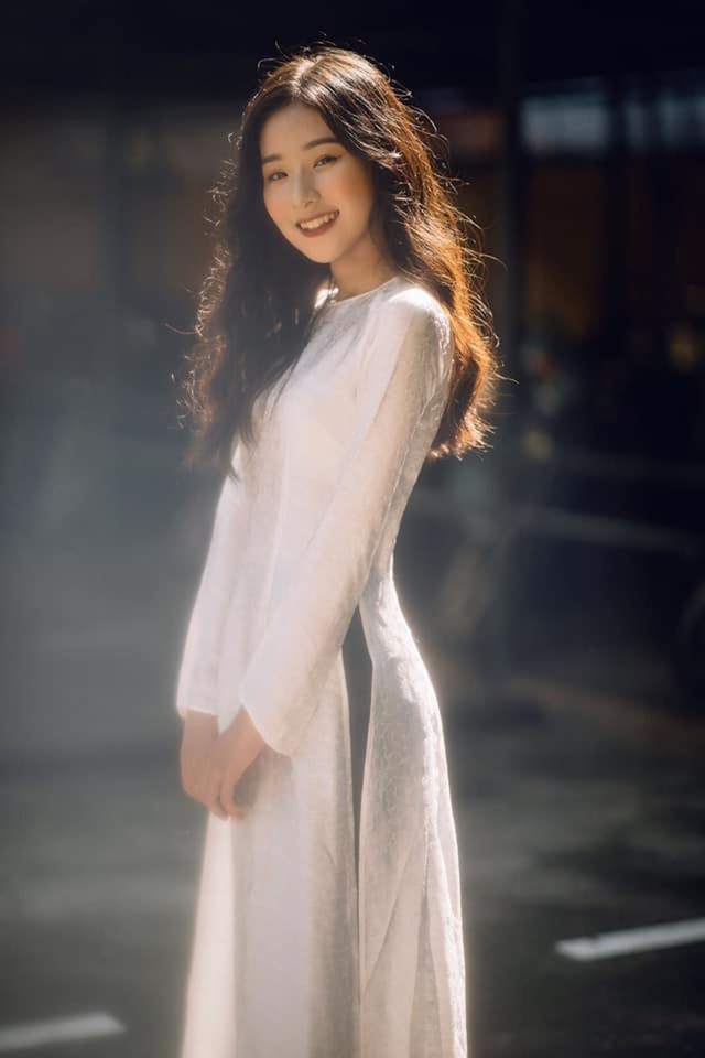 Thu Trang tham gia các hoạt động thiện nguyện, tập luyện các kỹ năng mềm, cô cũng sắp xếp làm mẫu ảnh nghệ thuật và đàn hát.