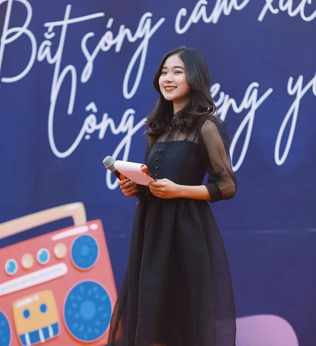 Thu Trang “gây thương nhớ” cho biết bao nhiêu người với nụ cười duyên dáng, mái tóc đen xõa ngang vai.