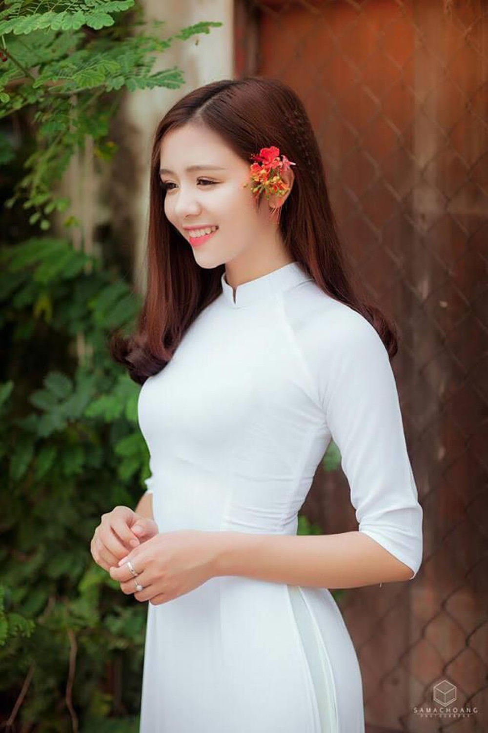 ...Nhìn cô ấy mà cứ ngỡ như nàng công chúa ngủ trong bệnh viện. Cô tên là Đào Linh Chi. Nhiều người cũng xuýt xoa và nói thêm rằng, nếu bị bệnh tôi nhất định sẽ đến đây".