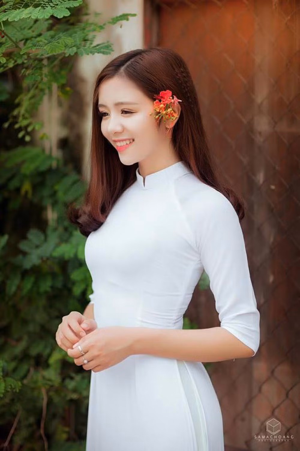 ...Nhìn cô ấy mà cứ ngỡ như nàng công chúa ngủ trong bệnh viện. Cô tên là Đào Linh Chi. Nhiều người cũng xuýt xoa và nói thêm rằng, nếu bị bệnh tôi nhất định sẽ đến đây".