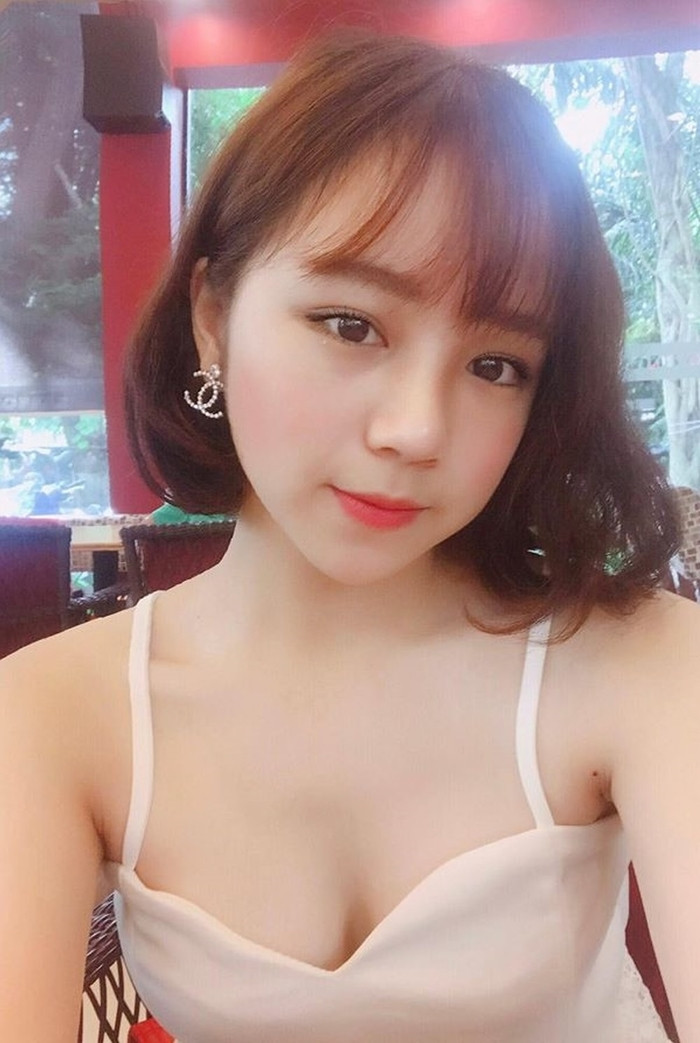Nhờ sở hữu ngoại hình xinh đẹp nên sau đó "hot girl ngủ gật" - Thủy Tiên được dân mạng biết đến nhiều hơn và cô nàng bắt đầu tham gia vào nghệ thuật.