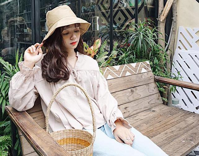 Một tờ tin tức của Hàn Quốc đã đăng tải bức ảnh của Linh Chi với nội dung: "Một điều dưỡng xinh đẹp đang ngủ thiếp đi khi ở bệnh viện bị đồng nghiệp bắt gặp, chụp lại, rồi được đăng lên mạng xã hội Việt Nam...