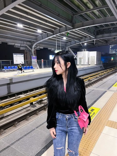 Không những vậy, gái xinh Quảng Ninh còn “tân trang” luôn cả kiểu tóc lẫn phong cách thời trang.