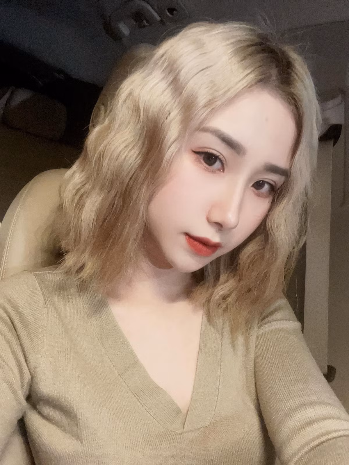 Khi đó, Tiểu Hý ghi điểm bởi nhan sắc trong trẻo biểu cảm gương mặt vô cùng đáng yêu. Tuy nhiên “thời thế thế thời”, hot girl mạng này dần chìm nghỉm giữa hàng nghìn TikToker khác và không còn giữ được sức nóng như xưa.