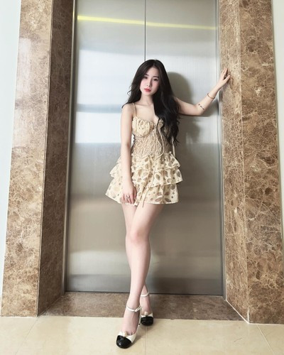 Ngoài ra, cũng giống như bao hiện tượng mạng nổi tiếng khác, Tiểu Hý cũng gặp nhiều áp lực vì những lùm xùm ngoài ý muốn. Những thông tin tiêu cực khiến cô nàng không kiểm soát được nên đã buồn bã một thời gian dài.