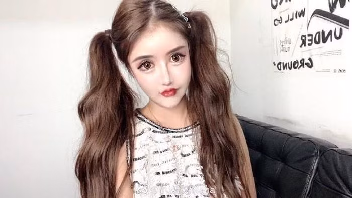 Cũng có không ít dân mạng cũng chỉ trích bố mẹ Tiểu Z Na Na bởi đồng ý cho con gái “theo đuổi” ý thích làm đẹp quá tốn kém và rủi ro.