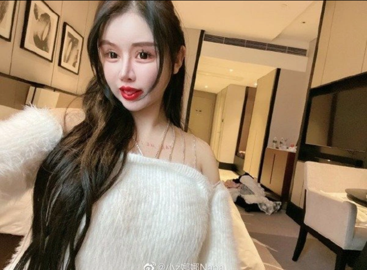 Cư dân mạng cho rằng, gương mặt khác lạ của Tiểu Z Na Na vì phẫu thuật thẩm mỹ liên tục không hề đẹp mà thậm chí có phần ghê rợn.