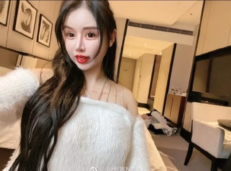 Cư dân mạng cho rằng, gương mặt khác lạ của Tiểu Z Na Na vì phẫu thuật thẩm mỹ liên tục không hề đẹp mà thậm chí có phần ghê rợn.