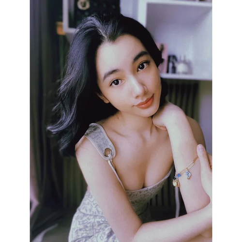 Dù chưa một lần lên tiếng công khai mối quan hệ, doanh nhân Đức Huy và tình trẻ thường xuyên lộ "hint" hẹn hò, góp mặt cùng nhau trong các sự kiện.