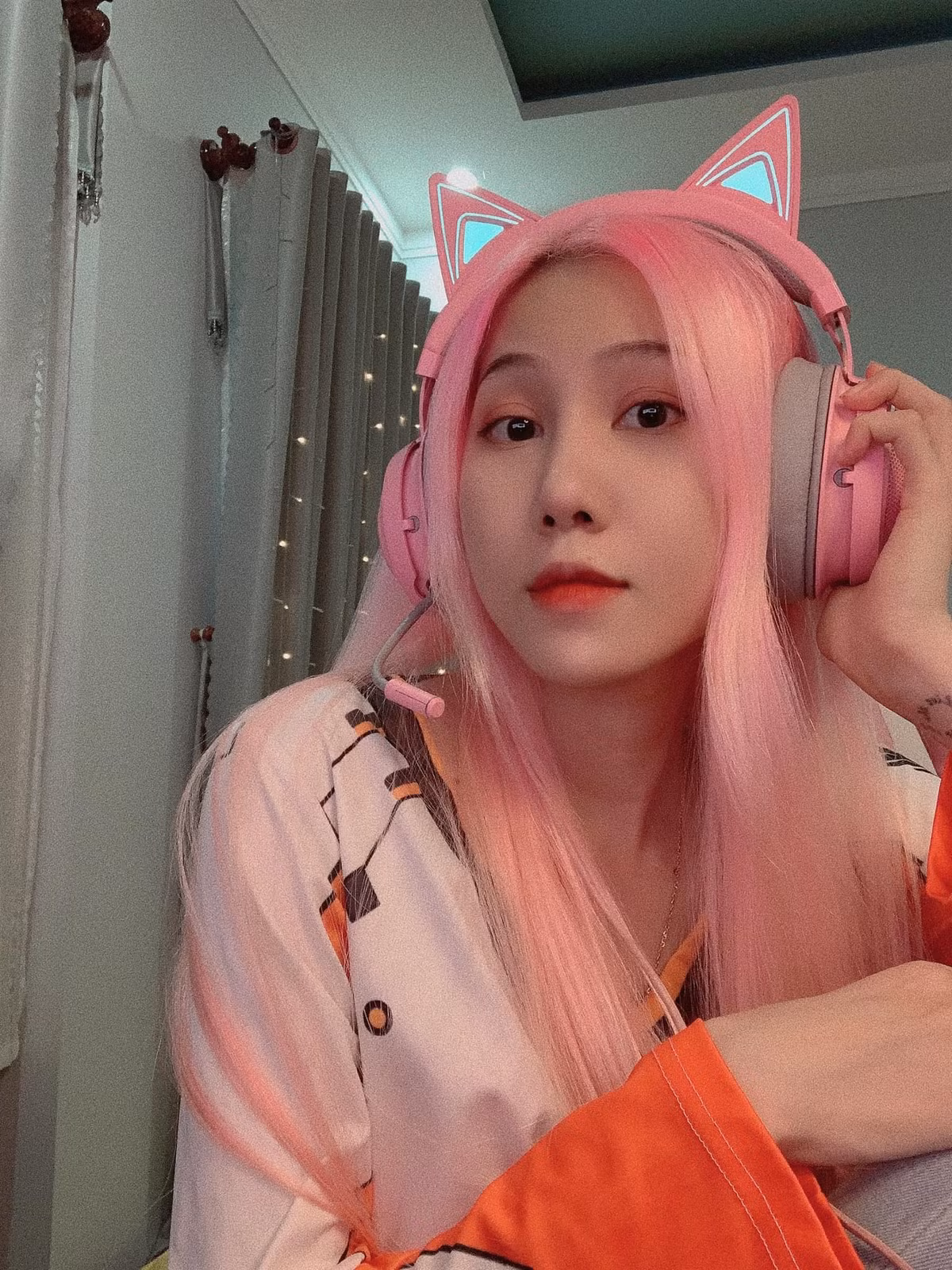 Theo dõi nữ streamer, họ cũng nhận ra cô nàng giờ đây đã có nhiều sự thay đổi, cả về ngoại hình lẫn phong cách. Với sự mới mẻ này, dân mạng đặt nhiều kỳ vọng về sự đột phá của gái xinh làng game.