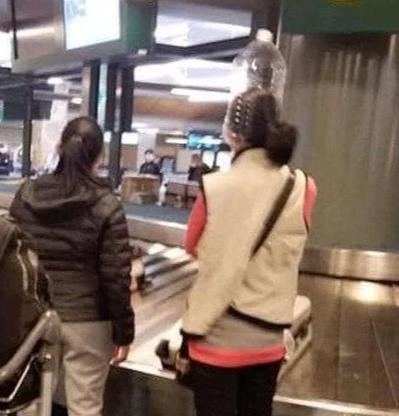 Những ngày gần đây, virus corona đang là nỗi sợ hãi của toàn cầu trên thế giới. Trong hoàn cảnh này, khẩu trang được coi là "vật bất ly thân"của người dân mỗi khi ra đường và nó trở nên khan hiếm hơn hoặc bị 'thổi' giá lên cao.