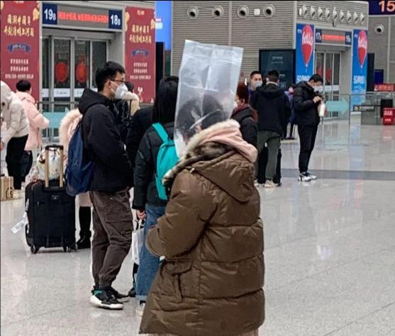 Thậm chí, khi đã đeo khẩu trang, nhiều người vẫn không an tâm mà khoác lên người nhiều vật dụng khác từ chai nhựa cho đến mũ bảo hiểm, áo mưa, túi nilong,…