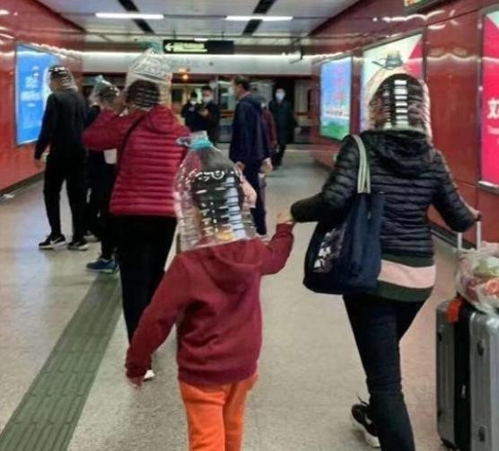 Dù đã đeo khẩu trang nhưng phải làm thêm cái chai nhựa phủ kín mặt mới có thể an tâm ra đường được.