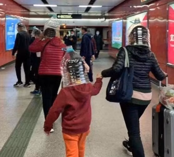 Dù đã đeo khẩu trang nhưng phải làm thêm cái chai nhựa phủ kín mặt mới có thể an tâm ra đường được.