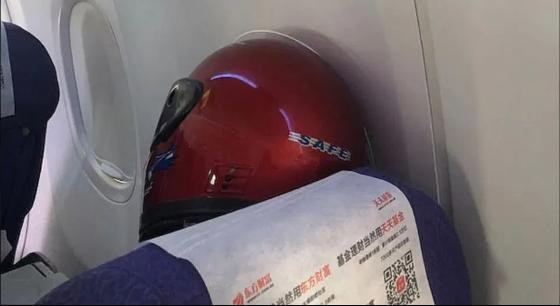 Đội mũ bảo hiểm để chống virus corona.