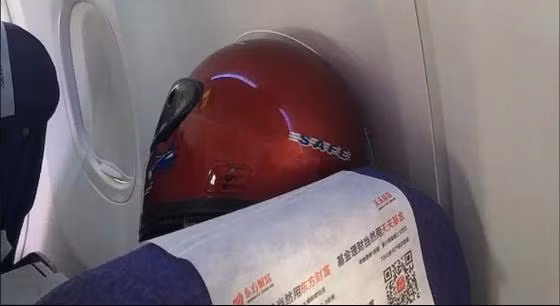 Đội mũ bảo hiểm để chống virus corona.