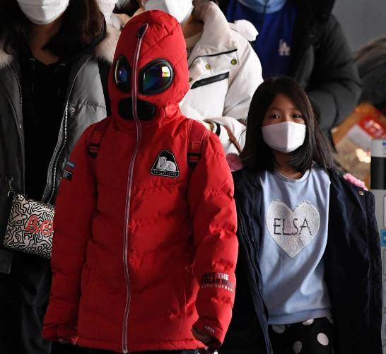 Một người dân Hàn Quốc đã bịt kín từ đầu đến chân khi đi lại tại nơi đông người.