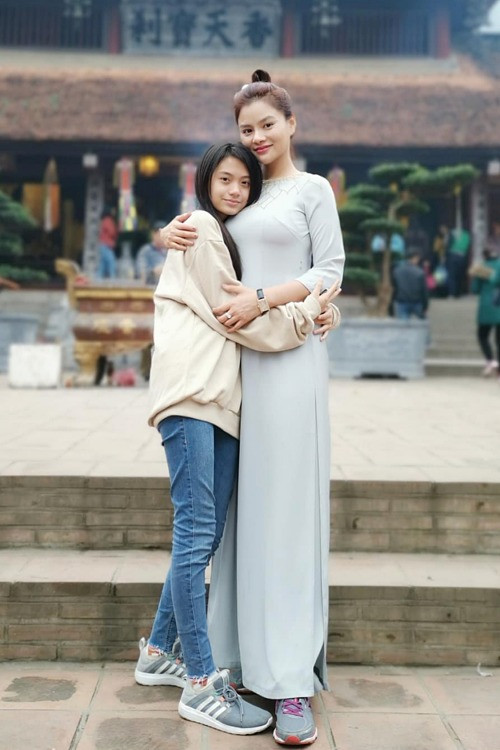 Sau vài giây, cô lại tiếp tục đưa tay lên hất phần tóc - nơi Vũ Thu Phương đang khoác vai, cùng lúc này cựu siêu mẫu cũng thu tay về.