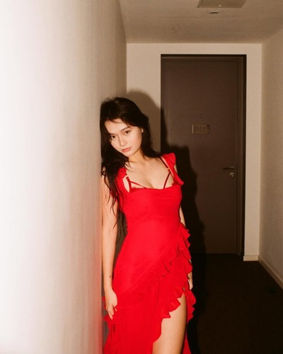 Thế nhưng, chỉ sau 1 ngày Vũ Thu Phương đăng bài thông báo đã ly hôn với chồng doanh nhân sau 13 năm chung sống vào hôm 10/1 vừa qua, Kim Ngọc - con riêng của chồng Vũ Thu Phương đã đăng story ẩn ý việc bị bạo hành trong quá khứ.