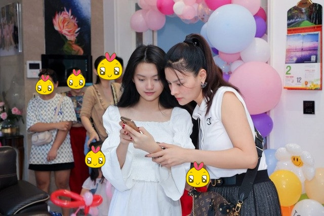 Cụ thể, Kim Ngọc đưa tay lên vai, chạm phải tay Vũ Thu Phương thì liền lập tức rụt lại, sắc mặt thay đổi. Cô nàng không hề ngoái nhìn mẹ hay tương tác mà liên tục cúi người, lảng tránh đi chỗ khác.