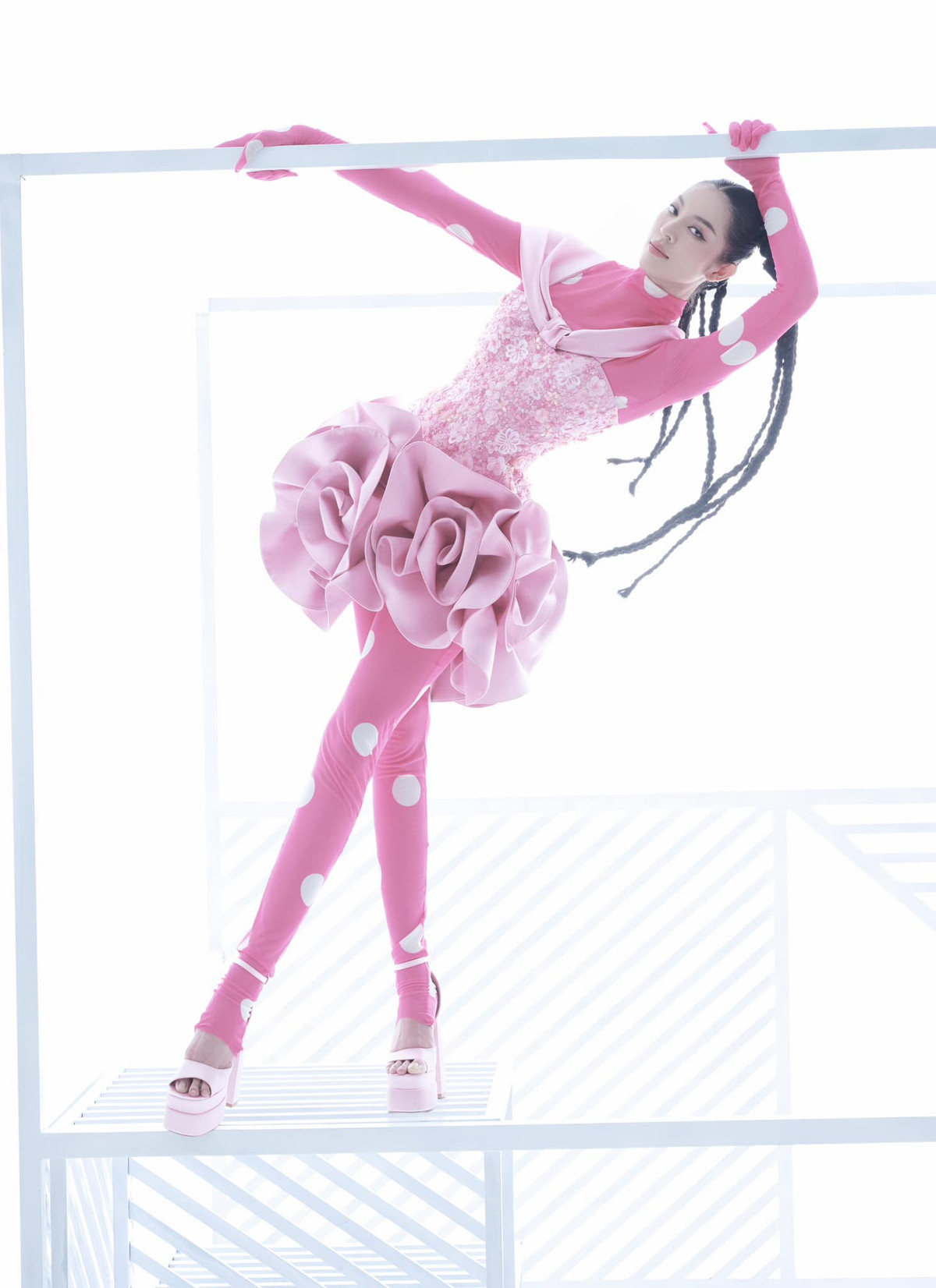 Về chế độ ăn uống, Thiên Hương chỉ tập trung ăn nhiều thực phẩm giàu chất xơ, tinh bột tốt như bí đao luộc và khoai lang, hoàn toàn nói không với cơm, bánh mì, chất béo, bỏ hẳn trà sữa, bánh ngọt và những thứ mình thích.