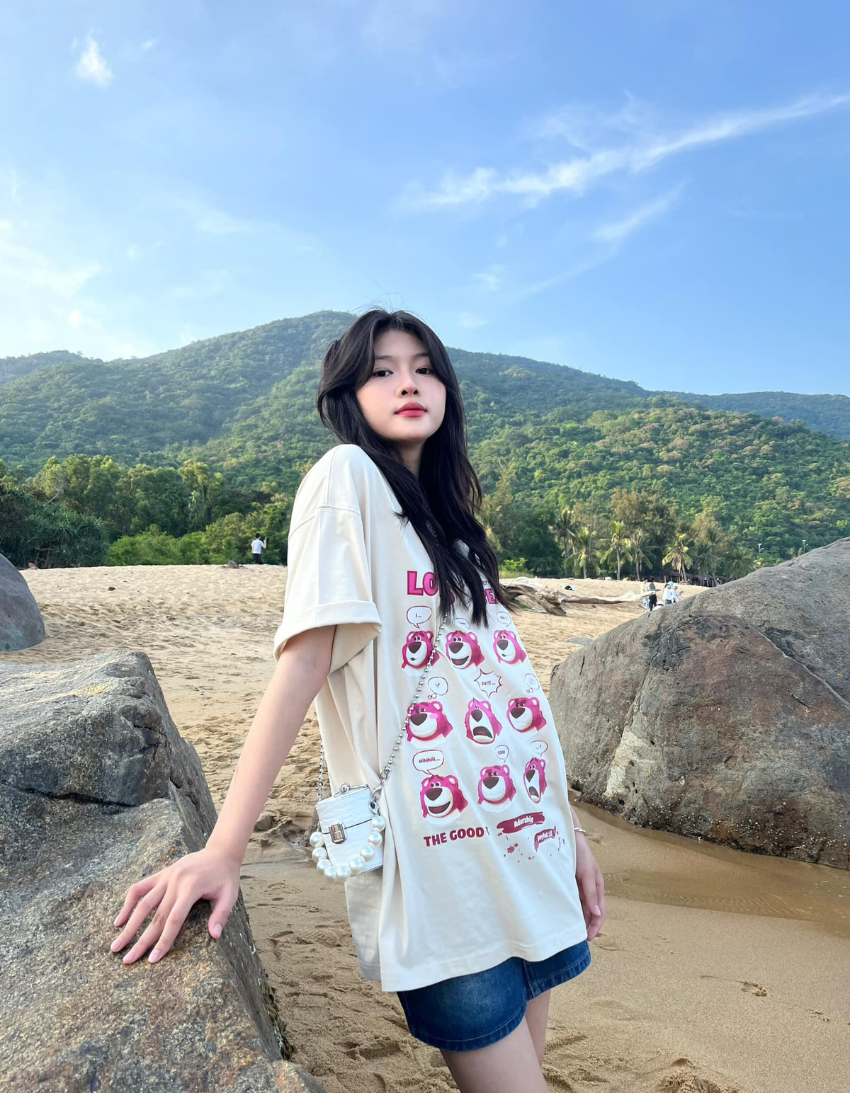 Đoạn clip nổi rần rần, netizen cũng tìm được danh tính cô gái. Được biết "cô giáo dạy bơi" tên Trần Thị Như Ý (hiện đang học lớp 10 tại trường THPT Núi Thành, Quảng Nam).