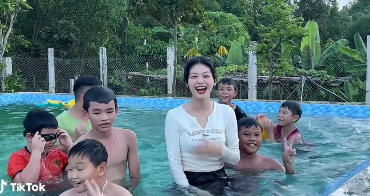 Cụ thể trên TikTok một cô gái đăng tải đoạn clip giới thiệu mình là giáo viên dạy bơi, thấy trời nắng nóng 40 độ cô quyết định đầu tư 1 cái hồ bơi nhưng chỉ nhận học viên trên 1m7.