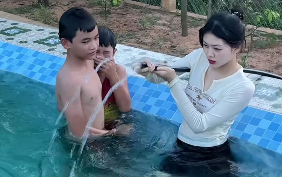 Lý do được cô gái đưa ra với điều kiện trên bởi: "Nước cao quá cổ cô luôn, ai dưới m7 vào học rủi may bị đuối nước cô cứu không được thì cô đi tù, mệt lắm".