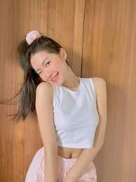 Người đẹp may mắn được thừa hưởng vóc dáng gọn gàng từ bố mẹ nên không cần ăn kiêng mà vẫn duy trì được thân hình.