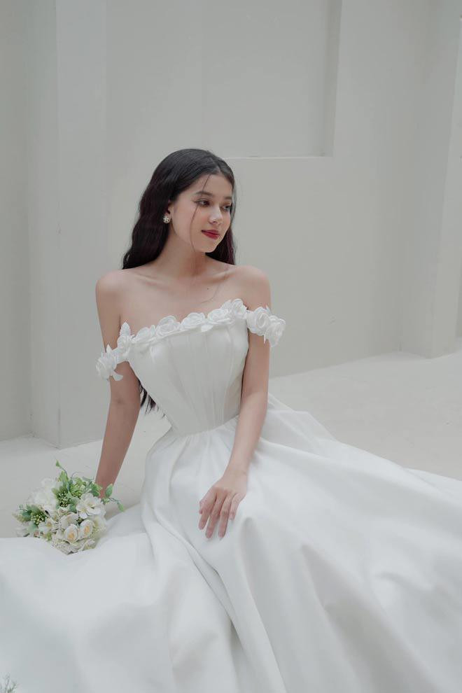 Thu Hà và Trung Anh quen nhau nhờ bình luận dạo. “Anh đợi em suốt đời được không?”. – “Nếu được thì sao? Em có lấy anh không?”. Vốn chỉ nghĩ bình luận cho vui, nào ngờ đối phương đáp lại nhiệt tình và hot girl này thực sự đã lựa chọn ở bên người đó cả đời.