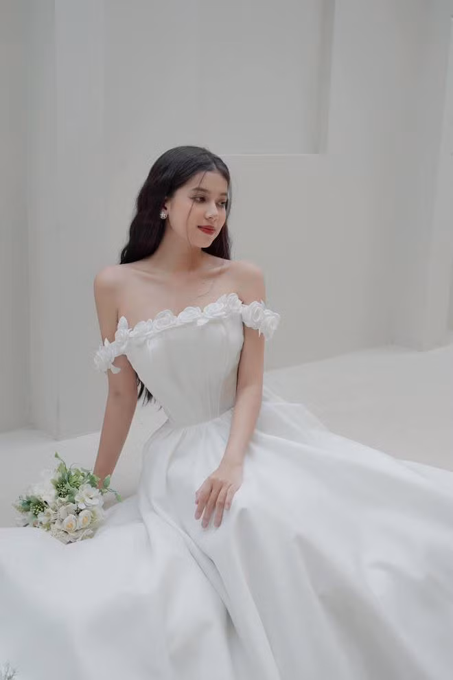 Thu Hà và Trung Anh quen nhau nhờ bình luận dạo. “Anh đợi em suốt đời được không?”. – “Nếu được thì sao? Em có lấy anh không?”. Vốn chỉ nghĩ bình luận cho vui, nào ngờ đối phương đáp lại nhiệt tình và hot girl này thực sự đã lựa chọn ở bên người đó cả đời.