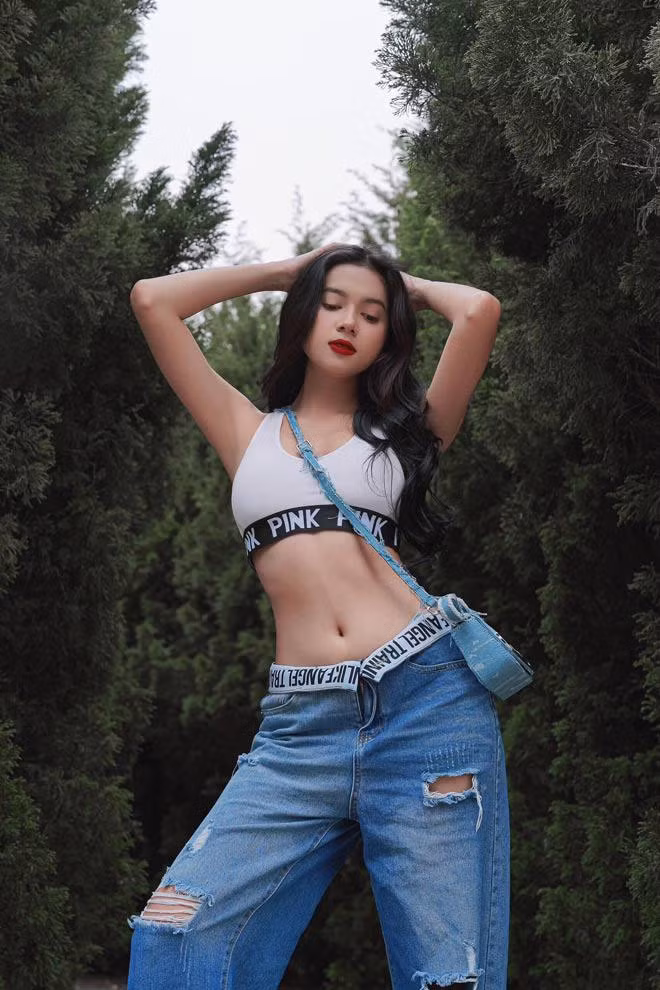 Thu Hà được đặt cho nhiều biệt danh như “thanh nữ Khmer”, “hot girl dân tộc”, “Hà Tây”… Cô còn được nhận xét là gương mặt có nhiều nét giống “nữ hoàng ảnh lịch” Việt Trinh.