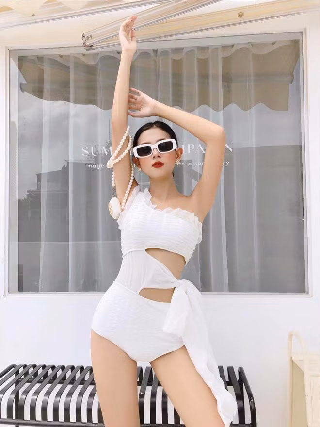 Thu Hà thường xuyên xuất hiện trong những bộ ảnh nghệ thuật với gu thời trang sành điệu, cá tính, thần thái cuốn hút.