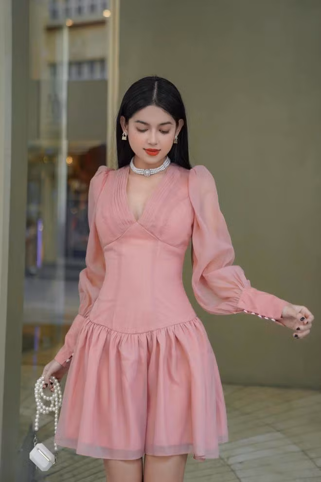 Trò chuyện với nhau một thời gian dài, Trung Anh chủ động tỏ tình. Thu Hà nhận lời làm bạn gái của anh dù hai người chưa một lần gặp mặt ngoài đời thực. Tháng 6/2019, sau một tháng chính thức yêu, Trung Anh mới bay vào Trà Vinh gặp Thu Hà.