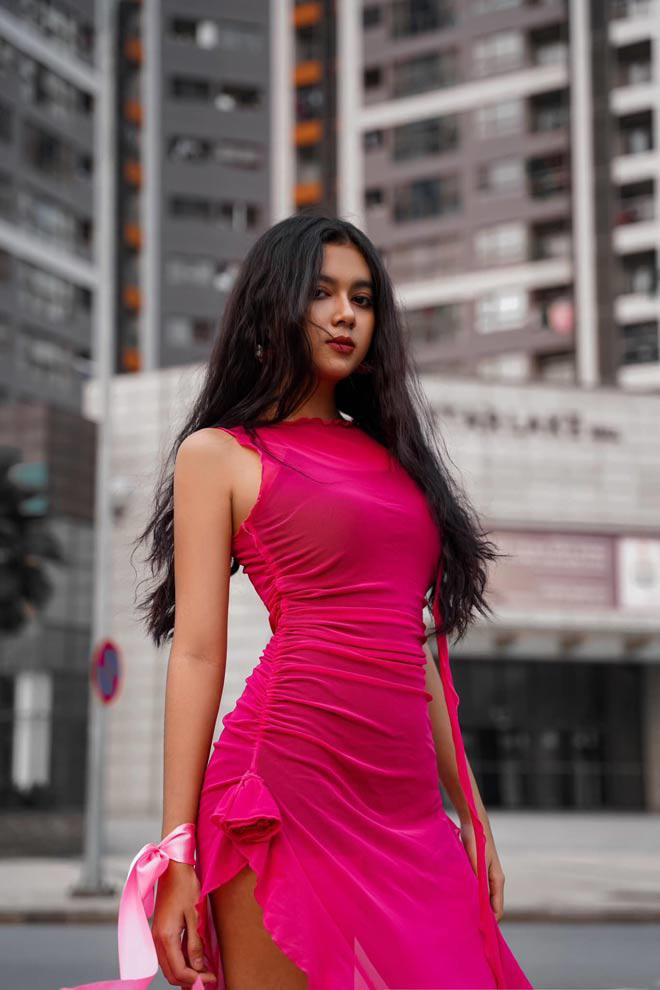 Giữa lúc sự nghiệp nở rộ, Thu Hà bất ngờ “theo chồng về dinh”. Năm 2021, cô chia sẻ loạt ảnh cưới bên người chồng hơn 9 tuổi tên Phạm Trung Anh và thông báo mình sắp lên xe hoa về nhà chồng.