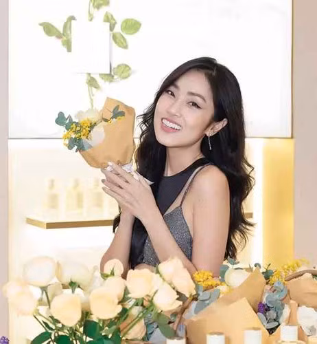 Bên cạnh đó, hot girl từng gây chú ý khi tham gia chương trình hẹn hò Vì yêu mà đến. Dù nhận được nhiều lời tỏ tình từ các chàng trai trong chương trình, người đẹp sinh năm 1991 vẫn không ra về cùng bất kỳ ai.