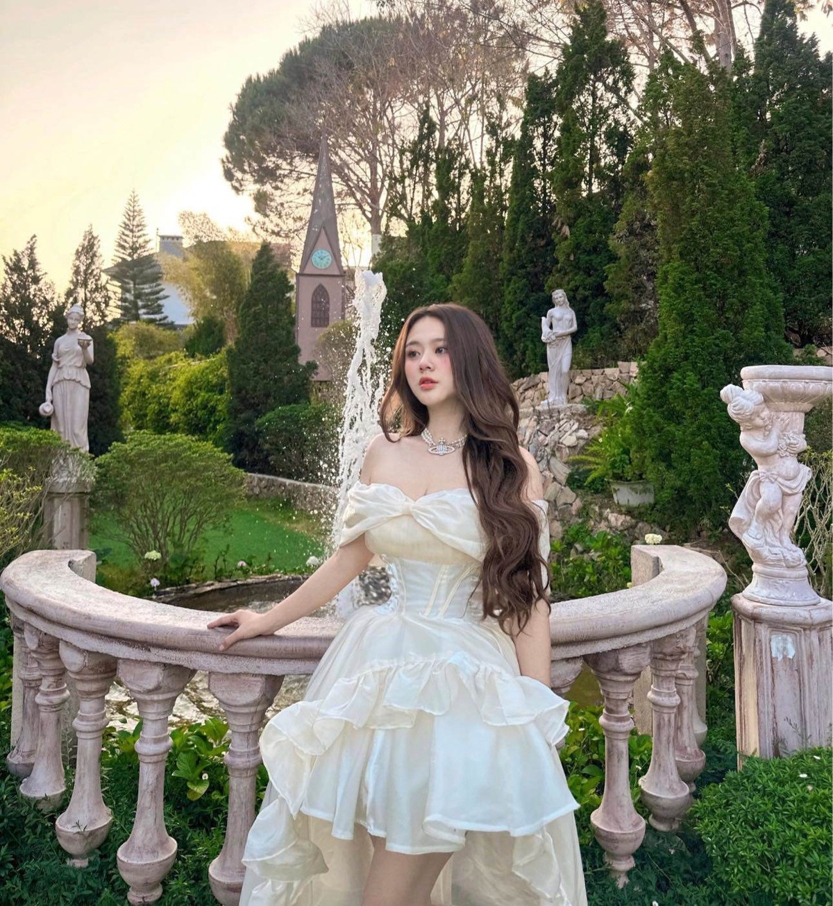 Sau 6 năm, Hồng Hân đã tốt nghiệp đại học và là một trong những gương mặt người mẫu ảnh, KOL sở hữu lượng follow đông đảo trên instagram và facebook.