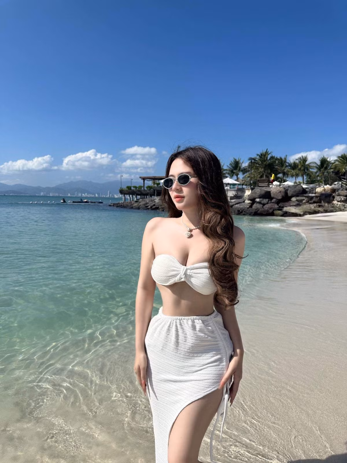 "Tuy hiện tại mình không cần giảm cân nhưng 1 tháng mình sẽ detox cơ thể 1 - 2 lần bằng chế độ ăn thanh đạm, kết hợp nước trái cây để cơ thể nhẹ nhõm, khỏe mạnh hơn. Ngoài ra, mình cũng sẽ giảm cân nếu nhãn hàng yêu cầu. Ngày thường mình vẫn ăn uống đầy đủ chất dinh dưỡng nhưng đến bữa tối, mình không ăn tinh bột và không ăn quá no. Sau khi ăn xong, mình đi bộ nhẹ nhàng để tránh tích tụ mỡ thừa ở vòng 2", Hồng Hân cho hay.