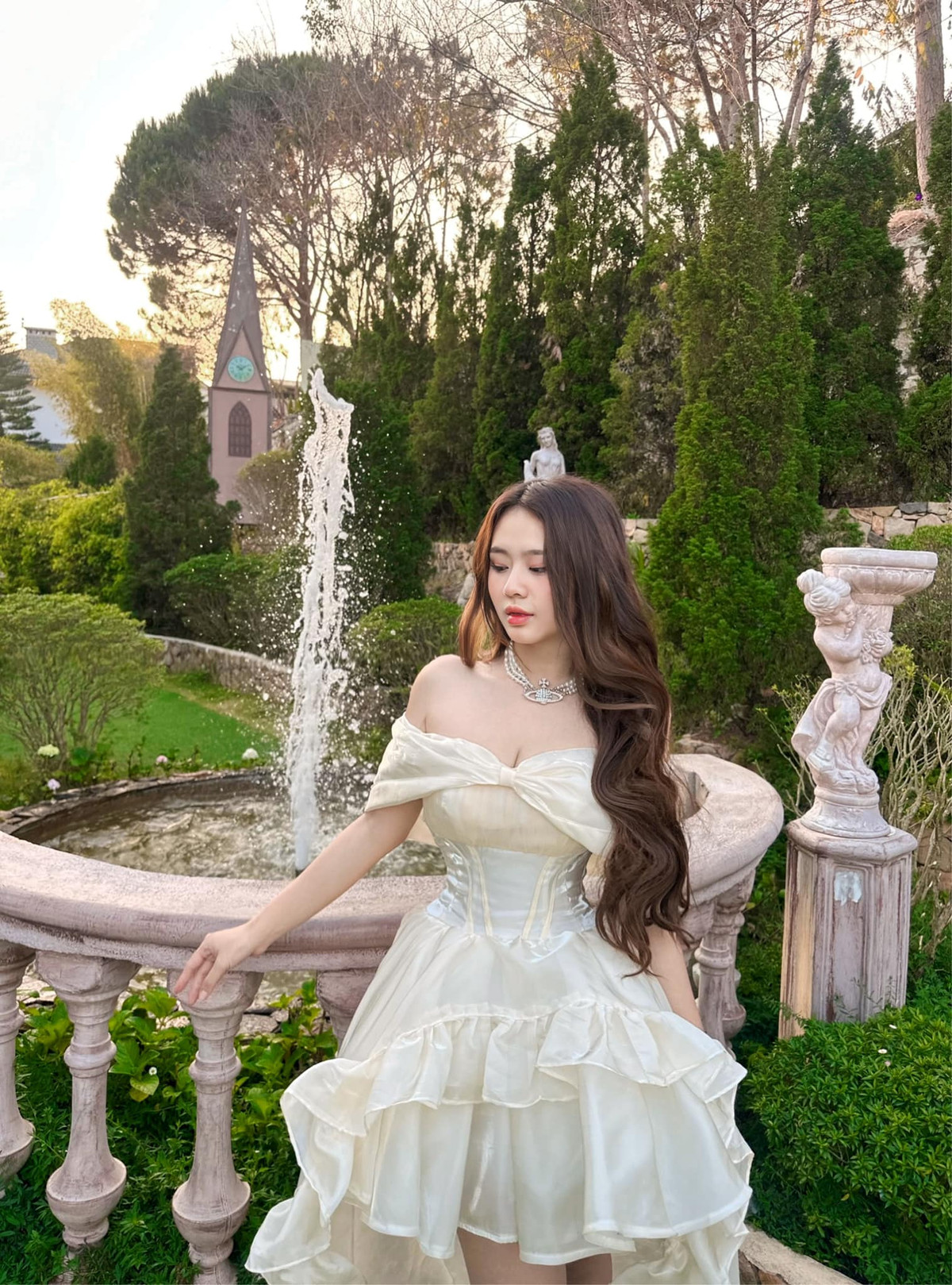 Hiện tại, Hồng Hân có nhiều sự thay đổi về ngoại hình cũng như phong cách ăn mặc. Cô bật mí: "Hân có tạng người khá tròn trịa, hơn nữa, công việc của mình hiện tại là KOL, mẫu ảnh nên cũng có thời gian, Hân cố gắng giảm cân để khi lên hình trông thon thả hơn...