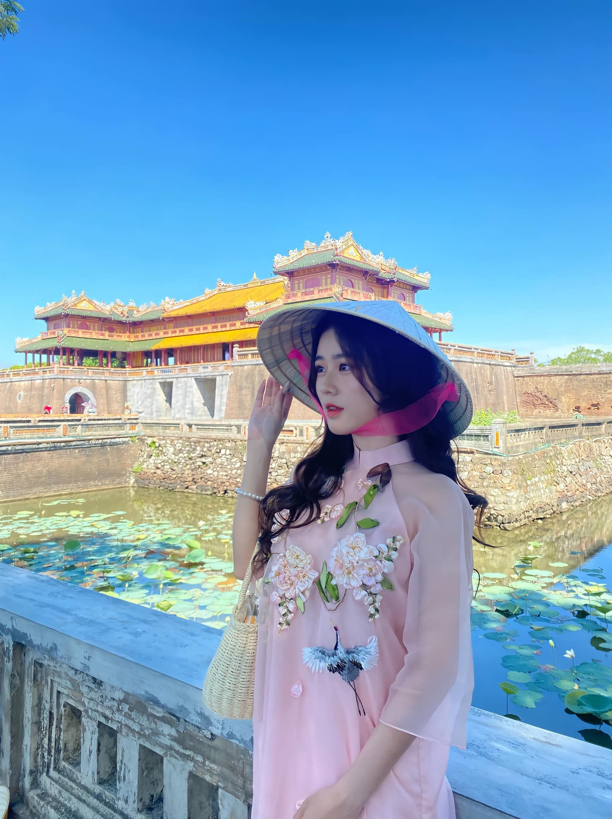 Ở ngoài đời, Hồng Hân gây ấn tượng bởi thân hình cân đối, chiều cao 1m65, cùng gương mặt xinh như búp bê.