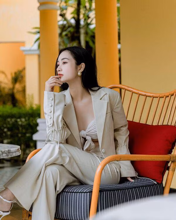 Hiểu được con đường mình đang đi, hot girl Việt kiều - Jun Vũ không ngừng đầu tư cho việc cải thiện, duy trì sắc vóc, đồng thời thay đổi và nâng tầm gu ăn mặc.