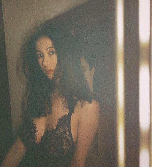 Trong bộ đồ trên, Jun Vũ khoe triệt để vòng 1 căng đầy nhờ phần cổ và hai bên sườn được khoét sâu.