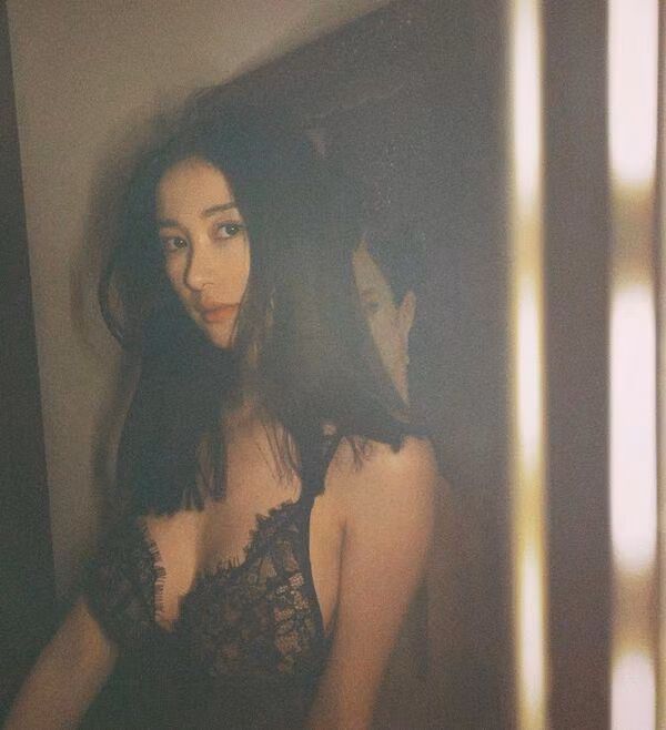 Trong bộ đồ trên, Jun Vũ khoe triệt để vòng 1 căng đầy nhờ phần cổ và hai bên sườn được khoét sâu.