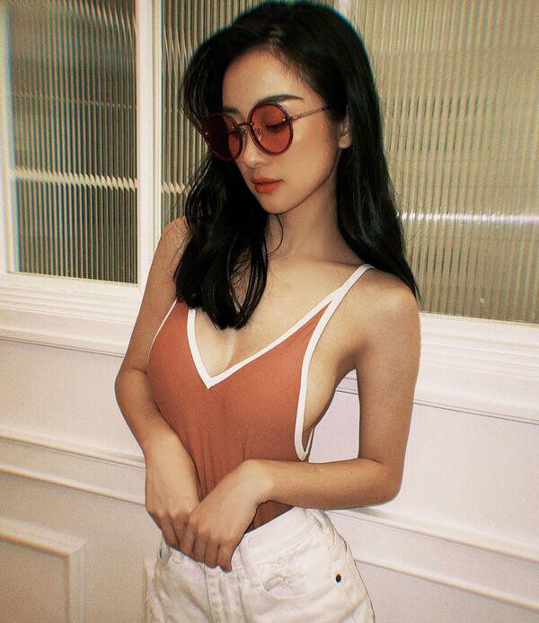 Theo nhiều fan của Jun Vũ bình luận, những bức ảnh của hot girl Việt kiều có sức hút nhờ cắt khoét mạnh tay để lộ những đường cong nhìn mà mê.