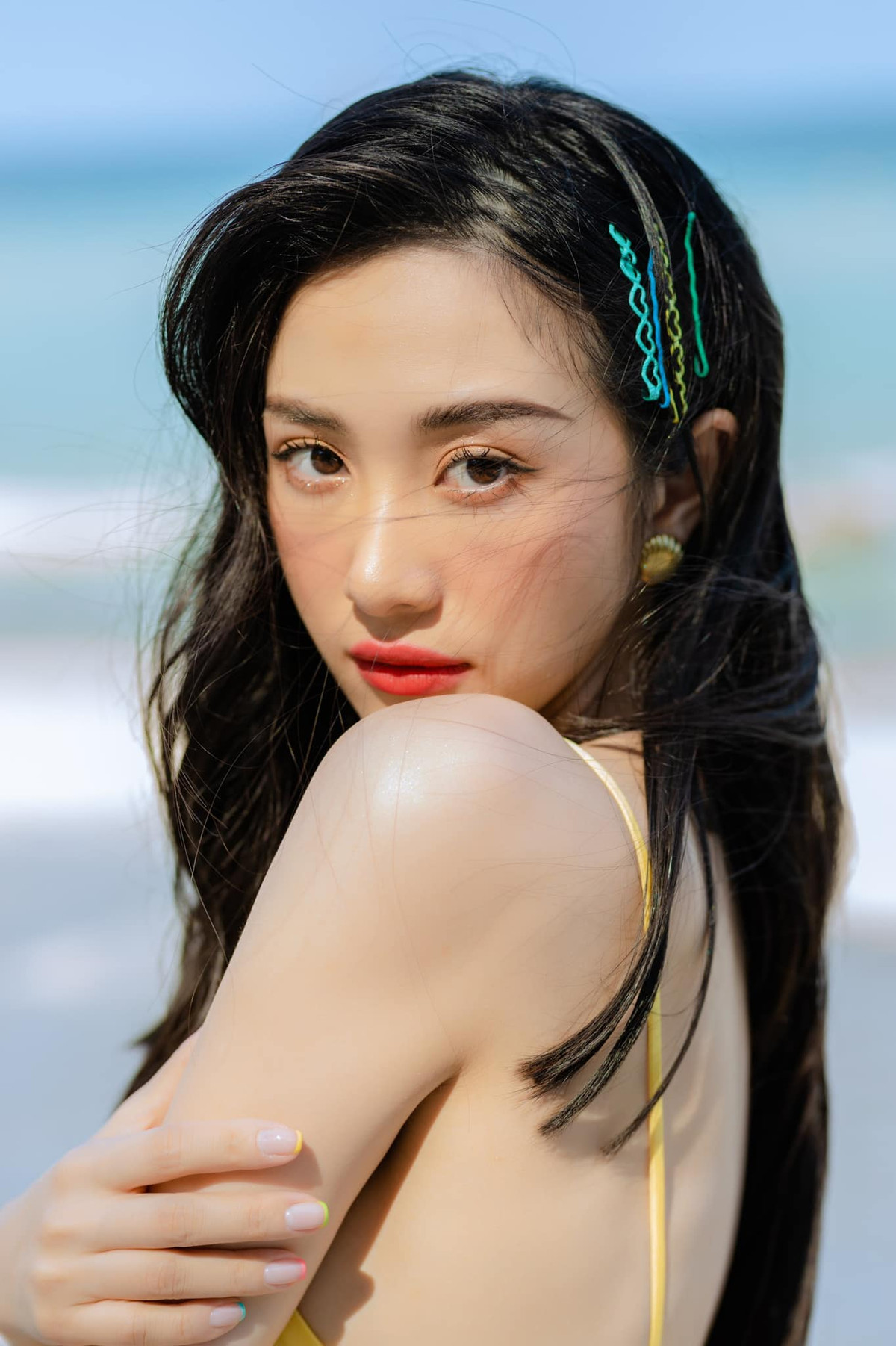 Trong bức ảnh trên trang cá nhân, Jun Vũ cũng khoe bức ảnh mới đi biển của mình để lộ vóc dáng nuột nà nhìn cực mê.