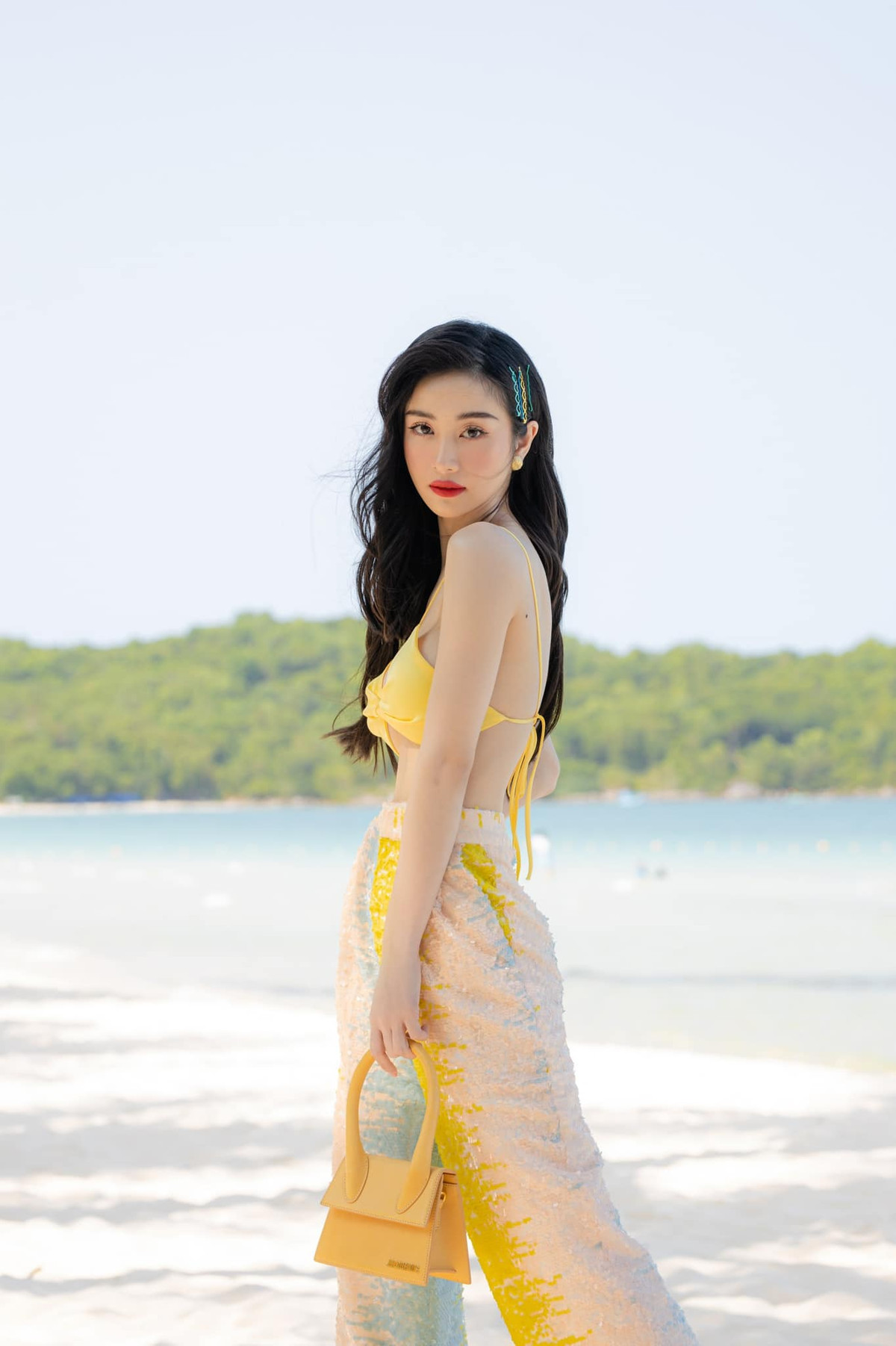 Lấy tone chủ đạo là vàng và trắng, Jun Vũ khiến nhiều ngắm mãi không thôi.