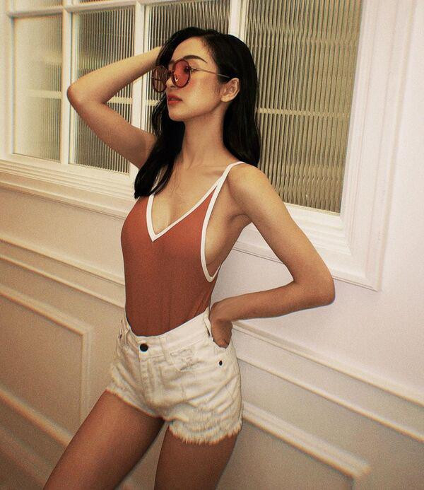 Xuất hiện trong ảnh, Jun Vũ chọn cho mình bộ bodysuit phối hợp với quần short siêu ngắn để lộ vóc dáng và đôi chân dài miên man.