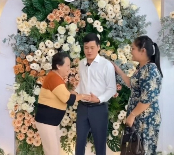 "Làm cô dâu là một gánh nặng đó. Vợ chồng em khởi nghiệp thành công", Ngân Thảo hạnh phúc nói.