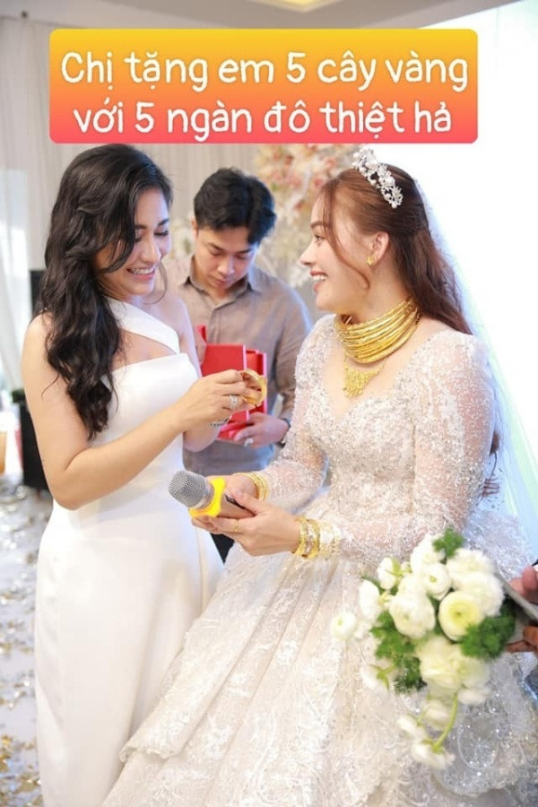 Thật sự mong tất cả mọi người thông cảm vì hôm đó khách chụp ngoài trước cửa rất đông, cô dâu chú rể không đi vào trong bàn được, khi đi vào được thì khách đã về gần hết. Buồn muốn khóc luôn nhưng mà đành bất lực, ai cũng yêu thương quý mến 2 đứa mới đến dự đám cưới, mà hình ảnh lại không đầy đủ, không biết làm cách nào để sữa chữa thiếu sót đó. Thảo chỉ biết mong mọi người thông cảm và hiểu cho gia đình vì đã không tiếp đãi khách được chu đáo. Thảo và gia đình xin cám ơn rất nhiều". Hiện tượng mạng "thánh sún" cho biết thêm.