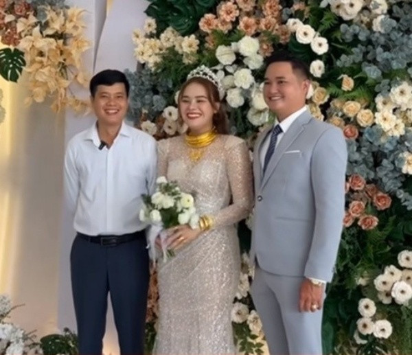 Đặc biệt, Ngân Thảo tiết lộ được một người chị tặng đến 5 cây vàng và 5.000 USD (gần 120 triệu đồng).